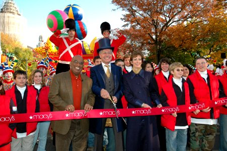 US Navy 071122-N-6525D-002 Children of deployed Navy Sailors lead the march during Macy's annual Thanksgiving Day Parade, with Al Roker, NBC weather anchor, Robin Hall, executive producer of the Macy's Parade, and Chris Meier,