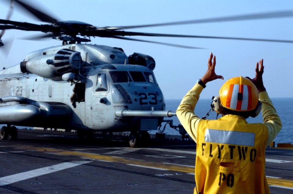 US Navy 071127-N-1831S-182 A CH-53E