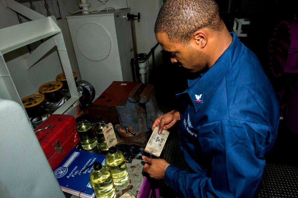 USS BOXER (LHD 4) 140122-N-VO234-019 (12146950336)
