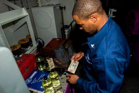USS BOXER (LHD 4) 140122-N-VO234-019 (12146950336)