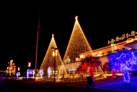 US Navy 071127-N-4010S-124 Sailors and Marines assigned to the Essex Expeditionary Strike Group were invited to the U.S. Embassy for the second annual Christmas lighting ceremony photo