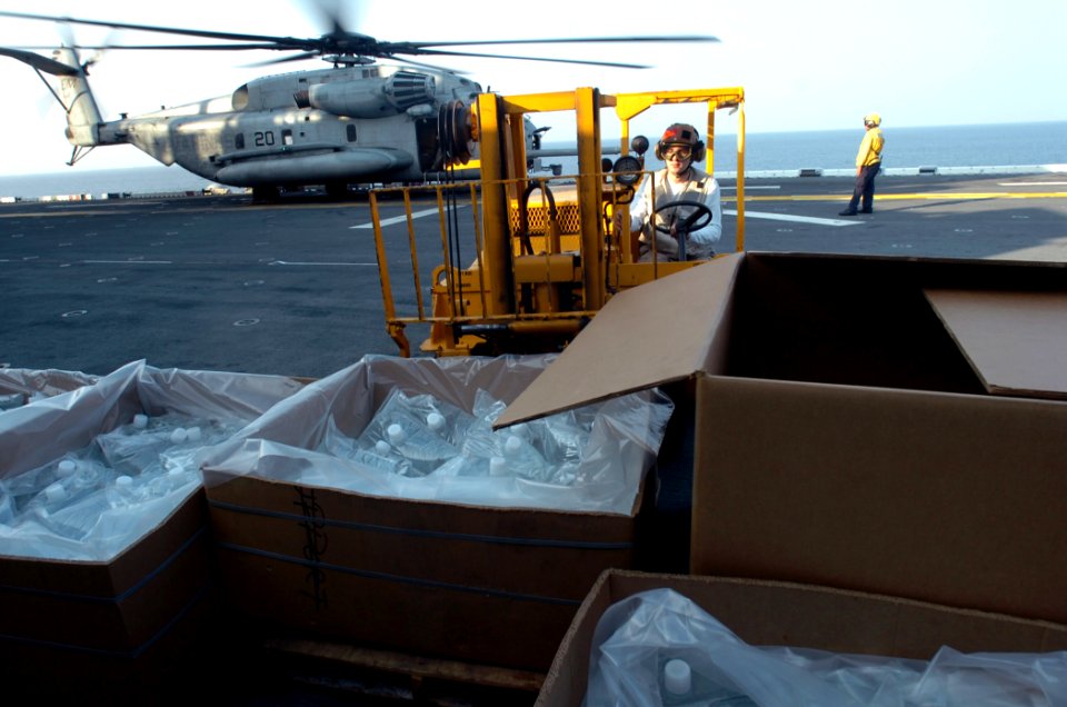US Navy 071127-N-1831S-170 Marines from 22nd Marine Expeditionary Unit (Special Operations Capable) embarked aboard the amphibious assault ship USS Kearsarge (LHD 3) transfer water to a CH-53E