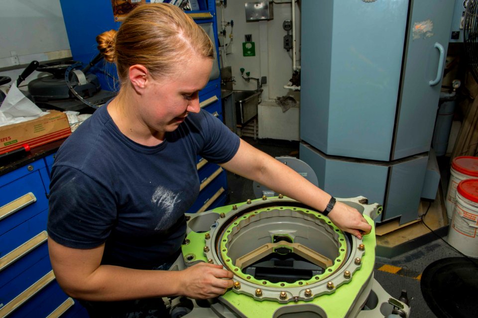USS BOXER (LHD 4) 131214-N-VO234-001 (11414286095)