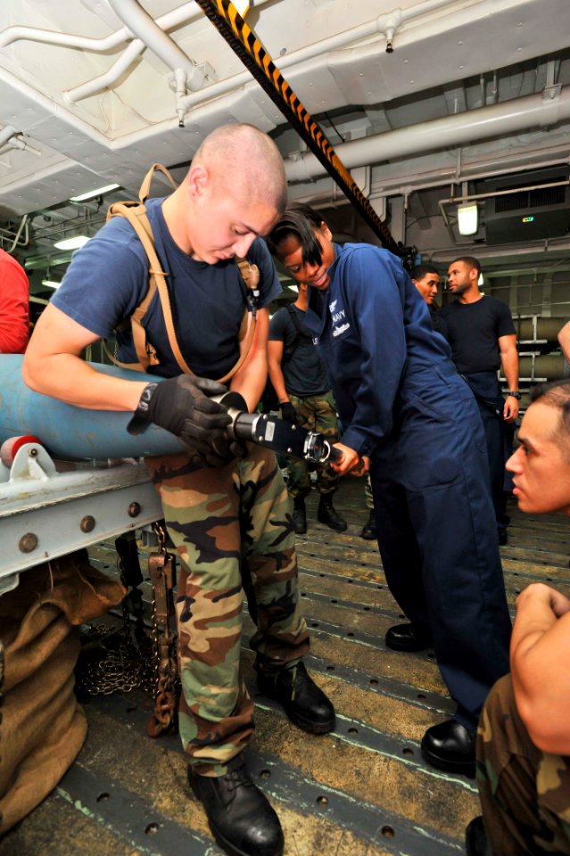 USS BOXER (LHD 4) 131124-N-QP351-048 (11150559786)