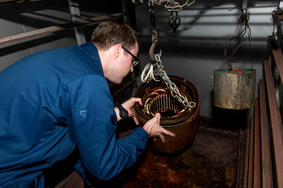 USS BOXER (LHD 4) 140127-N-VO234-033 (12315560963)