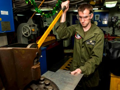USS BOXER (LHD 4) 131214-N-VO234-012 (11414293654)