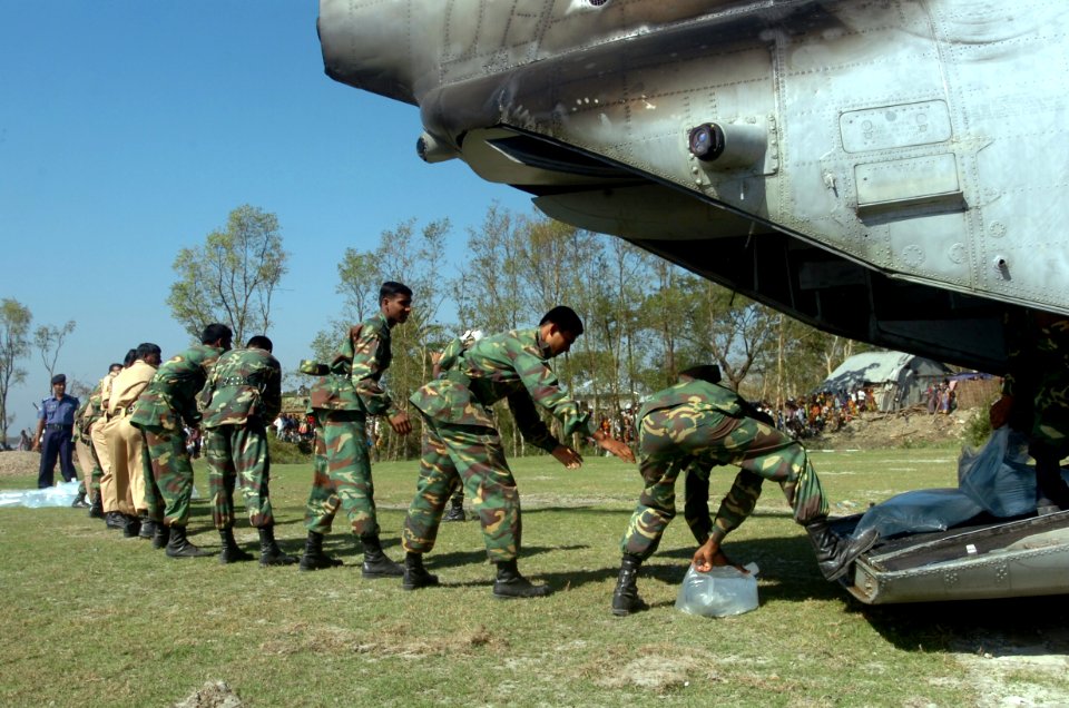 US Navy 071126-N-1831S-113 Members of the Bangladesh Army unload bags of purified water from a CH-46 Sea Knight helicopter assigned to the amphibious assault ship USS Kearsarge (LHD 3)