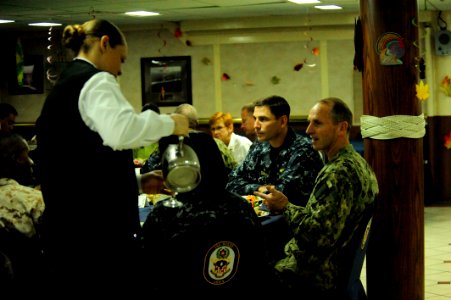 USS BOXER (LHD 4) 131127-N-SS492-093 (11146091805)