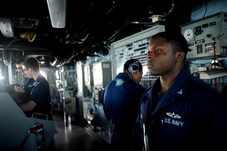 USS BOXER (LHD 4) 131203-N-SS492-038 (11201970945)