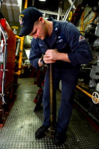 USS BOXER (LHD 4) 131220-N-VO234-032 (11509608033)