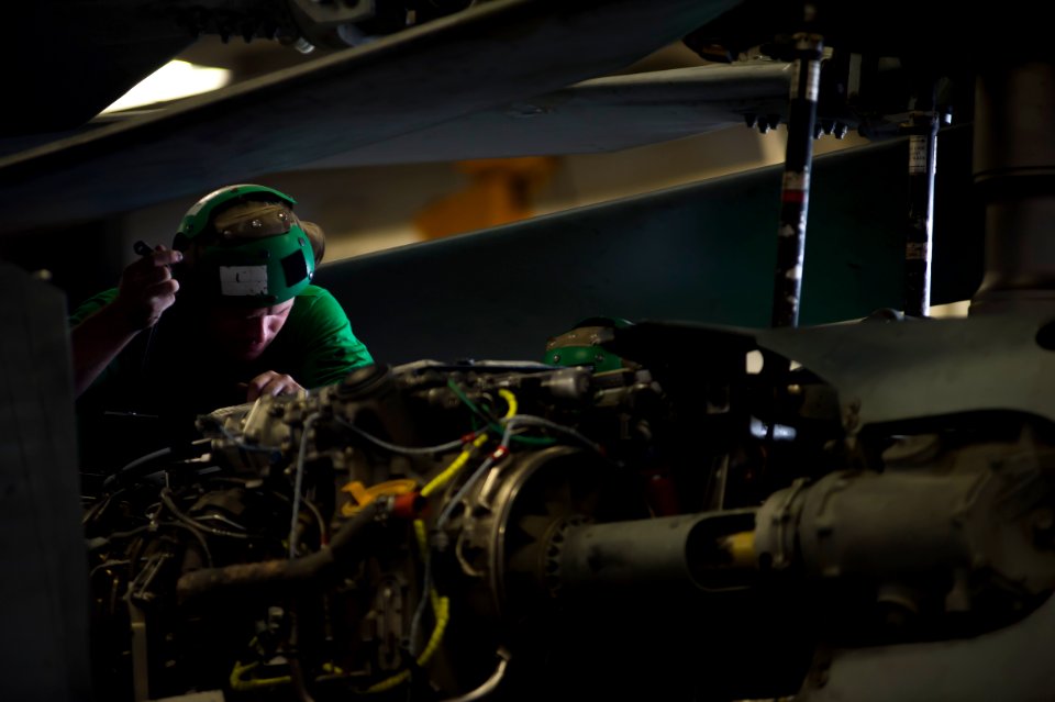 USS BOXER (LHD 4) 131112-N-JP249-002 (10835617596)