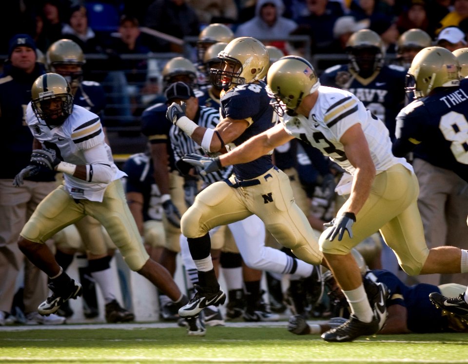 US Navy 071201-N-0696M-382 U.S. Naval Academy Midshipmen senior slot back Zerbin Singleton (28) breaks-away for a 38 yard rushing touchdown