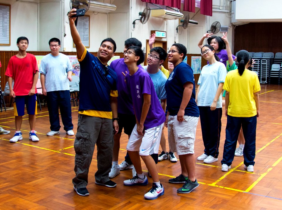 USS Bonhomme Richard (LHD 6) Sailors participate in community engagement with Chinese students 160930-N-WF272-085