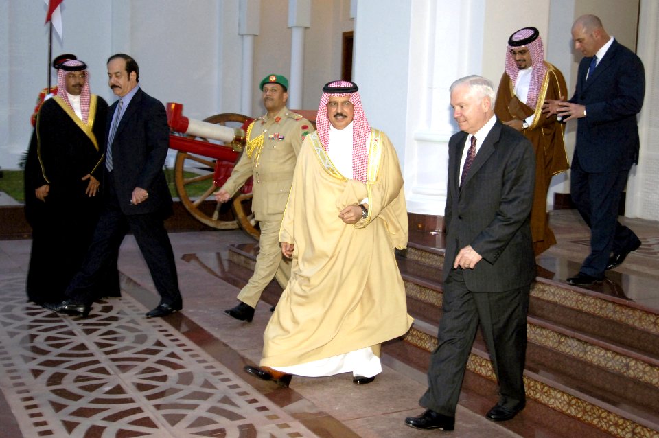 US Navy 071206-F-6655M-911 Defense Secretary Robert M. Gates walks with Crown Prince His Majesty Hamad bin Al-Khalifa