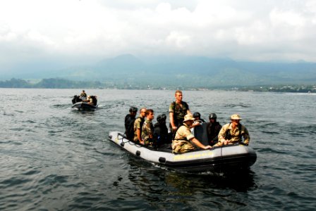 US Navy 071212-N-8933S-015 U.S. and French Navy trainers and Cameroonian students on Zodaic crafts make their approach to the amphibious dock landing ship USS Fort McHenry (LSD 43)