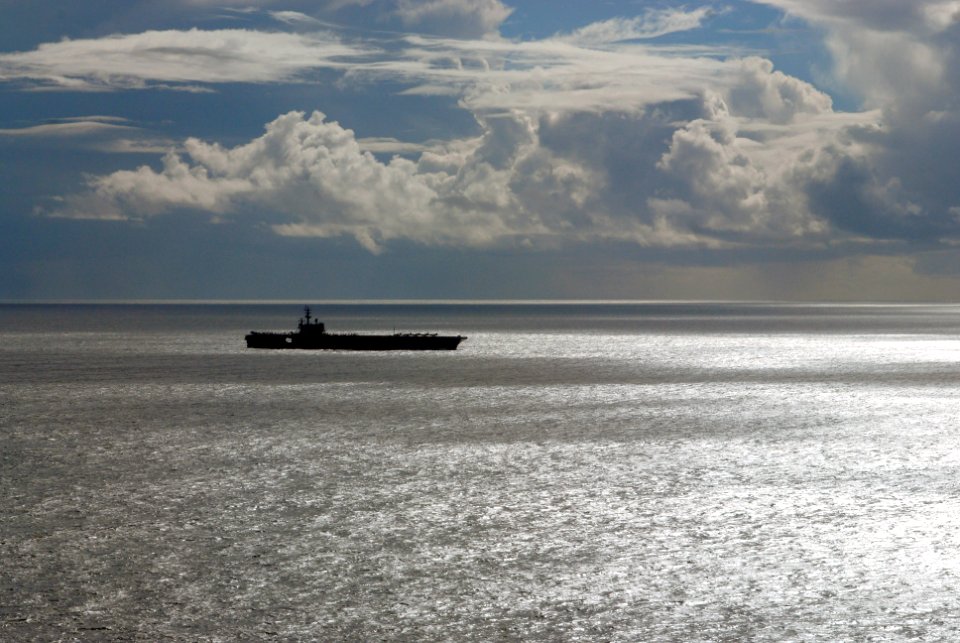 US Navy 071209-N-3659B-292 The Nimitz-class nuclear-powered aircraft carrier USS Ronald Reagan (CVN 76) maneuvers through the Pacific Ocean to correctly position itself for a recovery cycle during flight operations