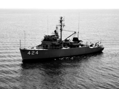 USS Bold (MSO-424) underway in 1957 photo