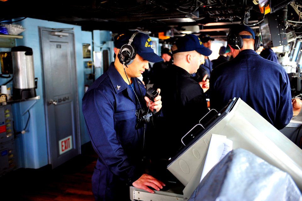 USS Blue Ridge operations 150517-N-TV402-030