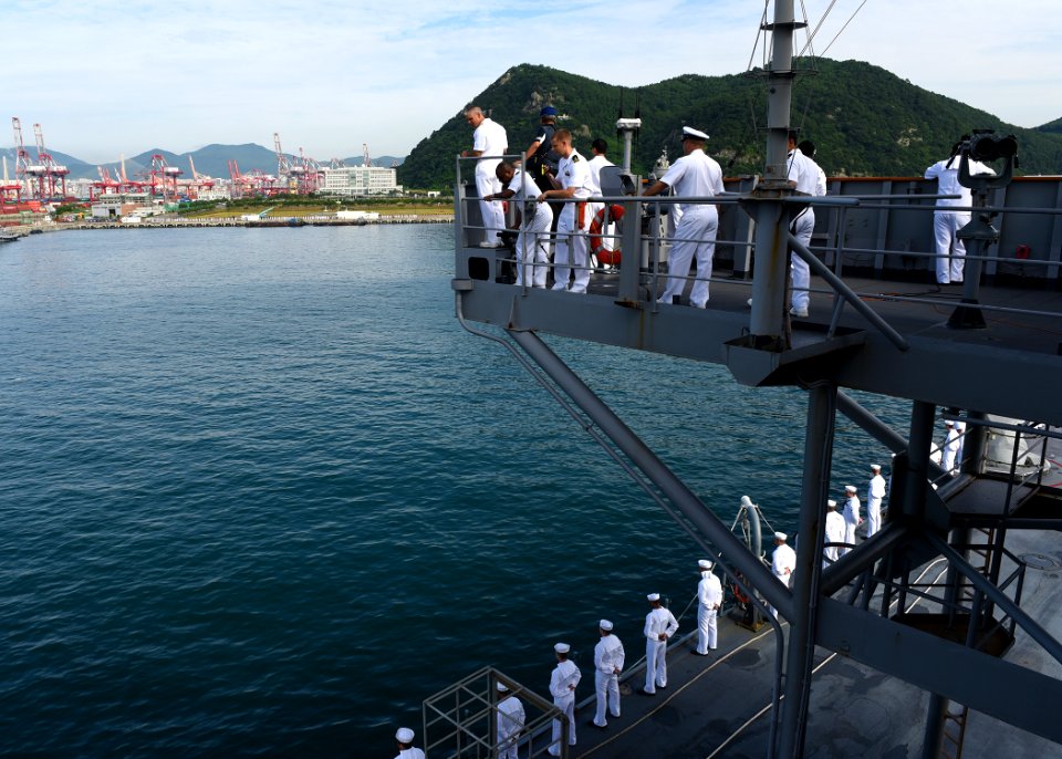 USS Blue Ridge arrives in Busan. (20355156329)