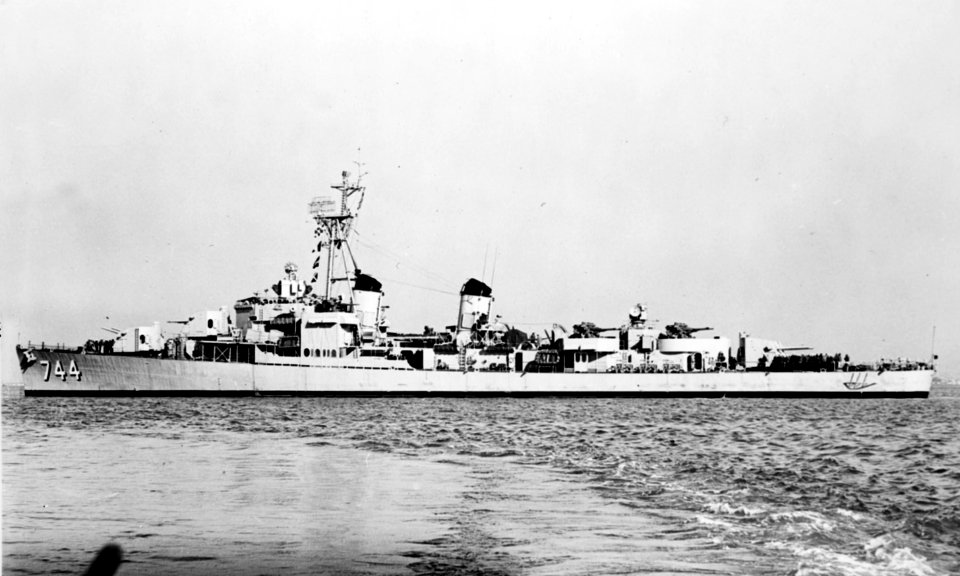 USS Blue (DD-744) off the San Francisco Naval Shipyard on 2 January 1952