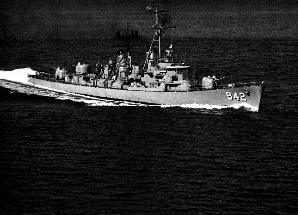 USS Bigelow (DD-942) underway at sea, in 1971