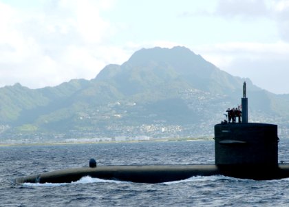 US Navy 080114-N-5476H-030 Sailors aboard the fast-attack submarine USS Bremerton (SSN 698) render passing honors to the guided-missile destroyer USS Russell (DDG 59) while underway off the coast of Hawaii