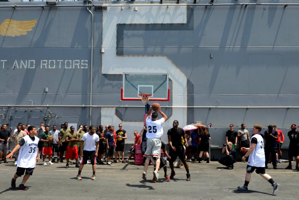 USS BATAAN (LHD 5) 140412-N-JX484-043 (13841086953)