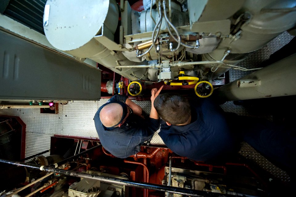 USS ARLEIGH BURKE (DDG 51) 140422-N-WD757-040 (13990082602)