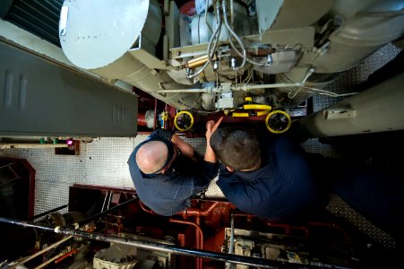 USS ARLEIGH BURKE (DDG 51) 140422-N-WD757-040 (13990082602)