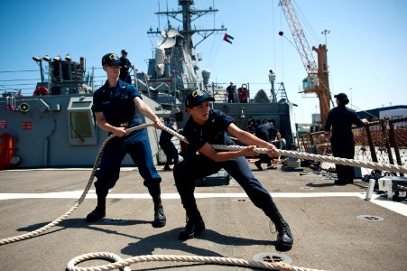 USS ARLEIGH BURKE (DDG 51) 140426-N-WD757-179 (13894300798)