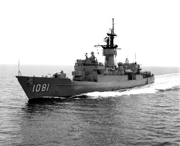 USS Aylwin (FF-1081) leaving Norfolk port bow view US Navy 330-CFD-DN-SN-90-06090