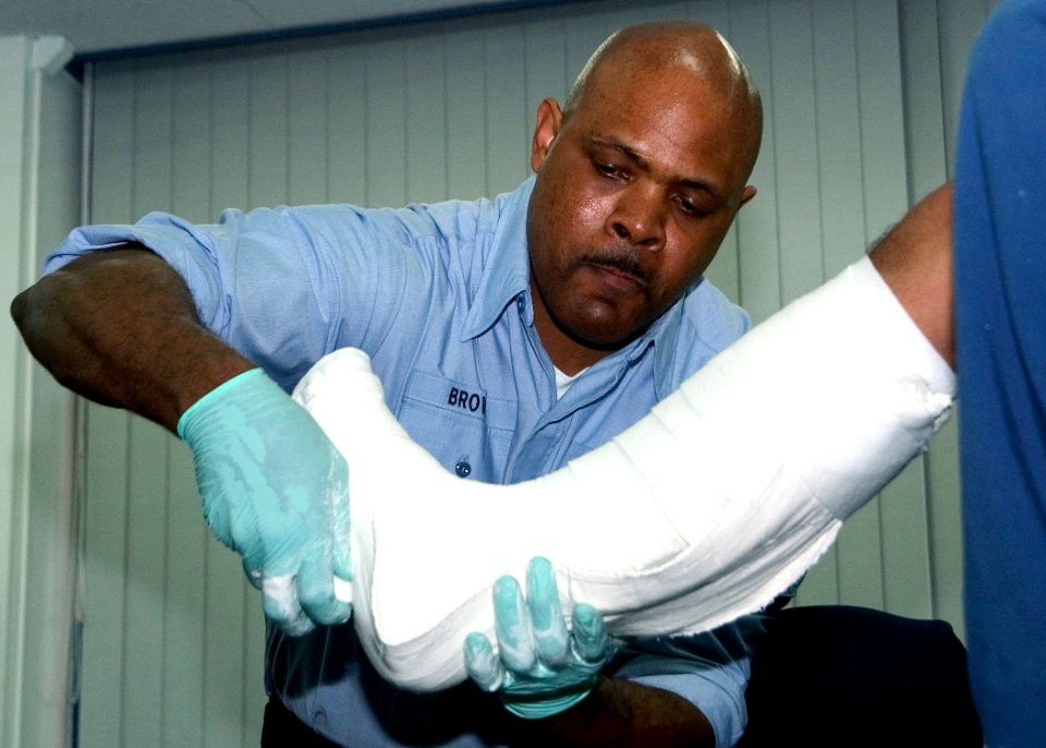 US Navy 080117-N-0483B-003 Hospital Corpsman 2nd Class Victor Brown demonstrates how to properly apply a splint during the 7th Fleet Specialty Conference at U.S. Naval Hospital (USNH) Yokosuka