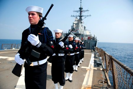USS ARLEIGH BURKE (DDG 51) 140322-N-WD757-246 (13445981863)