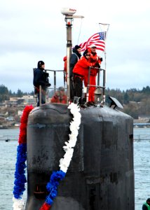 US Navy 080129-N-7656R-002 The crew of the fast-attack submarine USS Connecticut (SSN 22) pulls into their new homeport at Naval Base Kitsap, after completing a six-month deployment