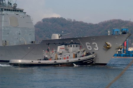 US Navy 080124-N-9520G-002 A harbor tug assists the Ticonderoga-class guided-missile cruiser USS Cowpens (CG 63)