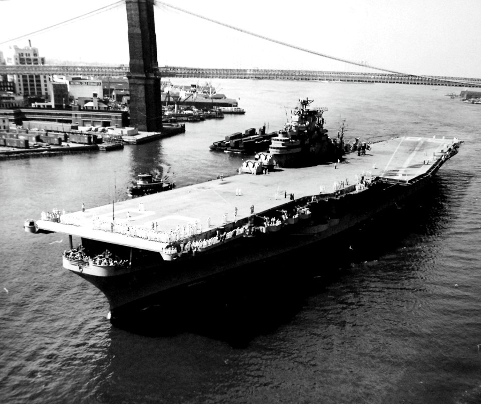 USS Antietam (CVA-36) passes under Brooklyn Bridge in New York City (USA), on 3 August 1953 (80-G-626628)