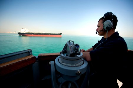 USS ARLEIGH BURKE (DDG 51) 140329-N-WD757-033 (13665686894)