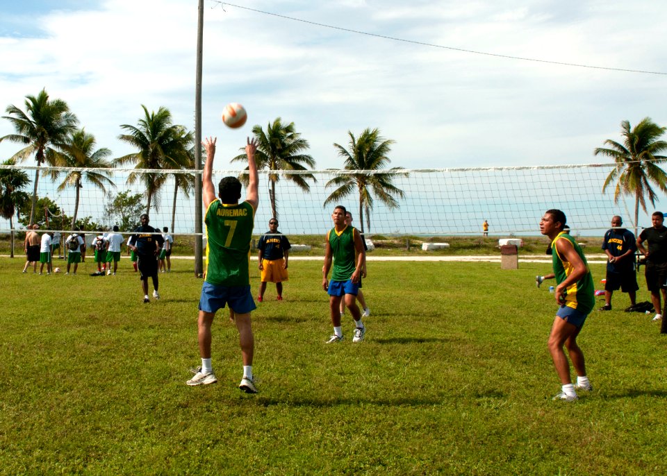 USS Anzio sailors play volleyball 120919-N-NL541-005
