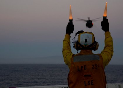 USS Anchorage supports HM-14 airborne mine countermeasures training, RIMPAC 2014 140723-N-DI719-415
