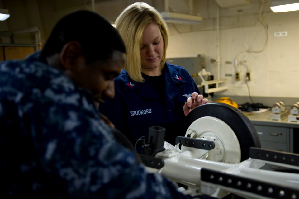 USS America operations 140908-N-MZ309-012