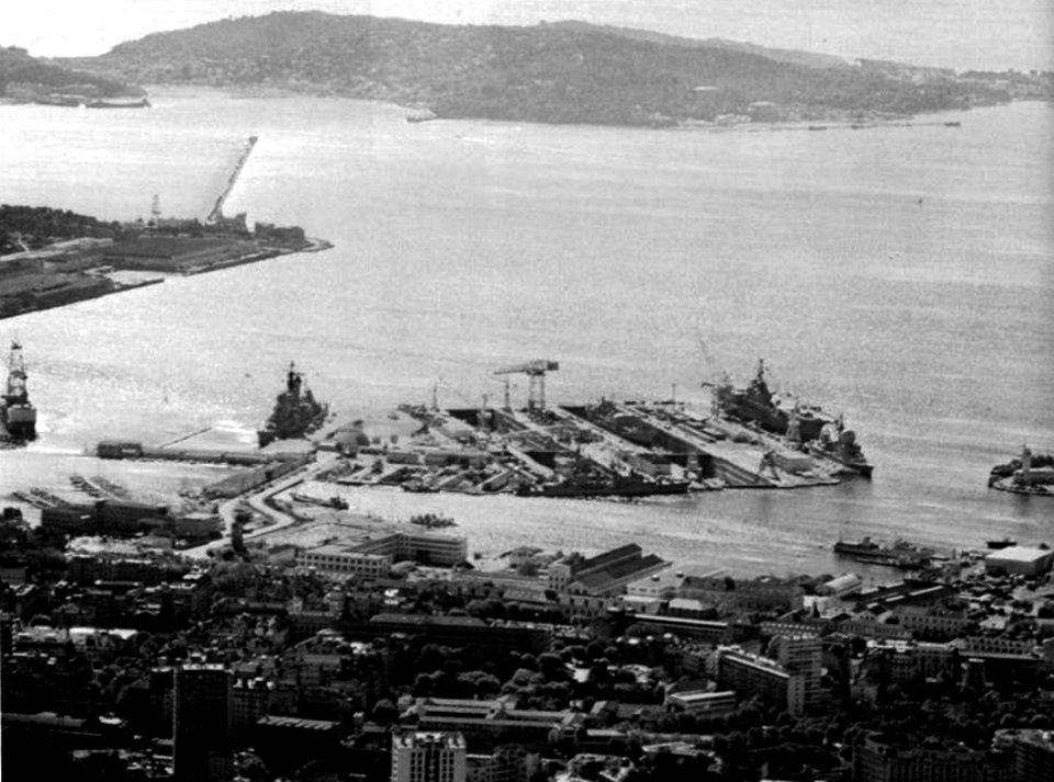 USS Albany (CG-10) docked at Toulon, France, in November 1977