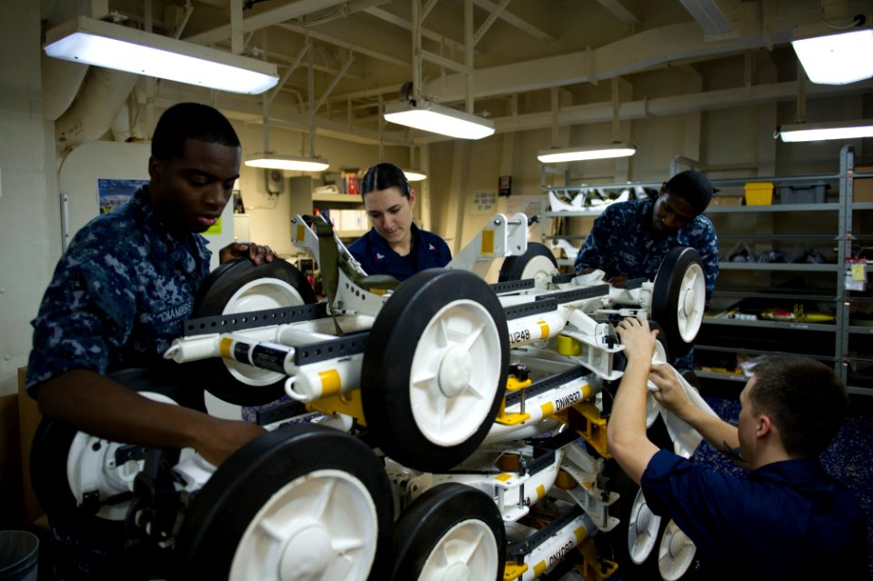 USS America operations 140908-N-MZ309-008