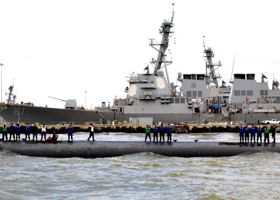 USS Albany returns to homeport. (8552914108)