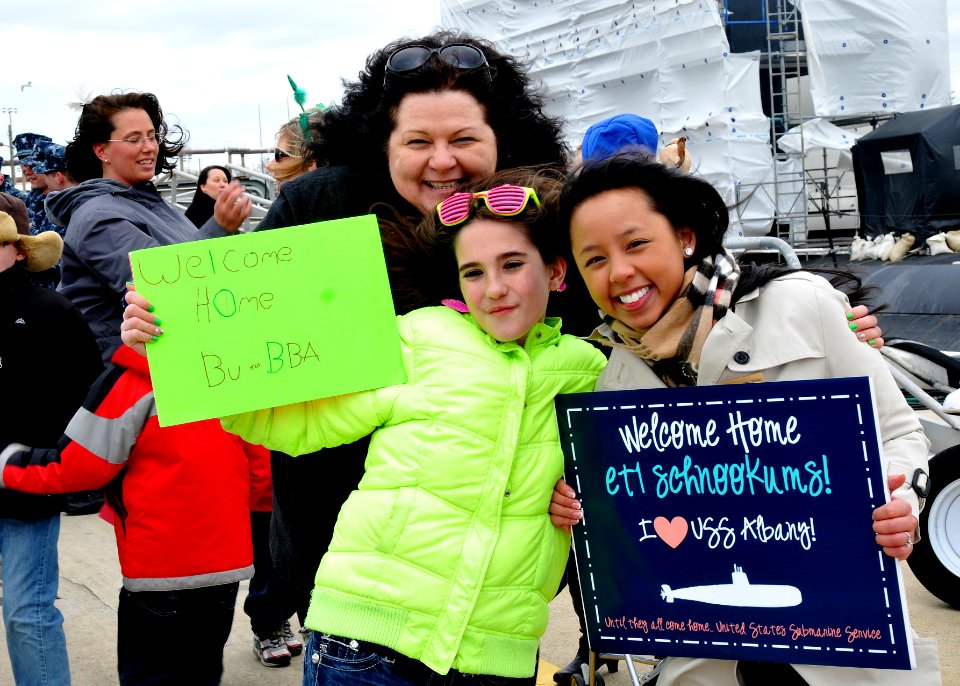 USS Albany homecoming in Norfolk 130308-N-EP471-104