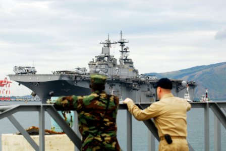 US Navy 080220-N-0120A-026 Security personnel from the amphibious assault ship USS Essex (LHD 2) watch the ship pull into port