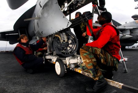 US Navy 080324-N-9760Z-020 VFA-14 sailors removing M61A2 Vulcan from F-A-18E aboard USS Nimitz (CVN-68) 2008