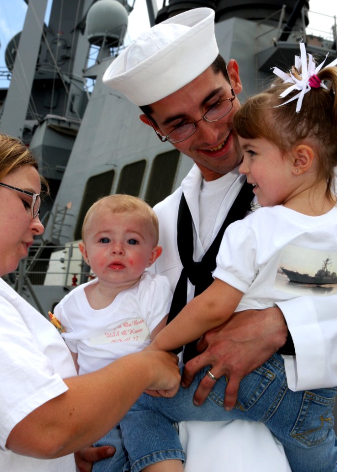 US Navy 080608-N-0879R-021 Family and friends greet Sailors assigned to the guided-missile destroyer USS O'Kane (DDG 77) and the guided-missile frigate USS Reuben James (FFG 57)