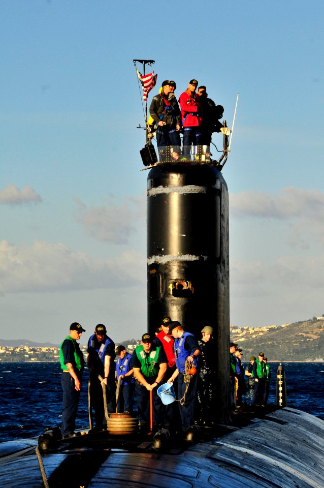 USS Alexandria arrives in Greece. (8413080171)