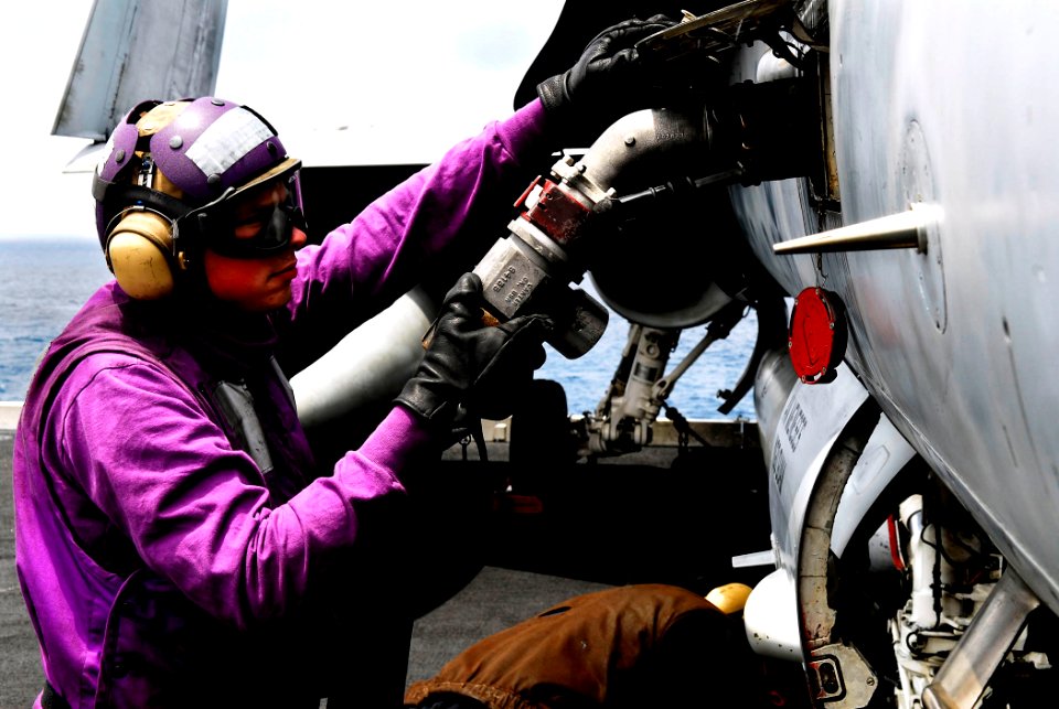 US Navy 080614-N-2610F-018 Aviation Boatswain's Mate (Fuel) Airman Scotty McMahon refuels an F-A-18C Hornet assigned to the