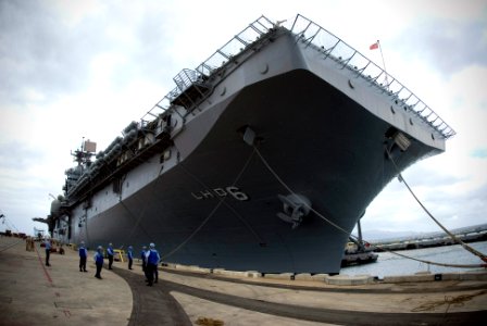 US Navy 080627-N-6674H-038 The amphibious assault ship USS Bonhomme Richard (LHD 6) moors pier side at Naval Station Pearl Harbor for Rim of the Pacific (RIMPAC) 2008